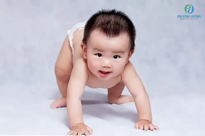 Bé 10 tháng tuổi có thể thực hiện được nhiều vận động thô