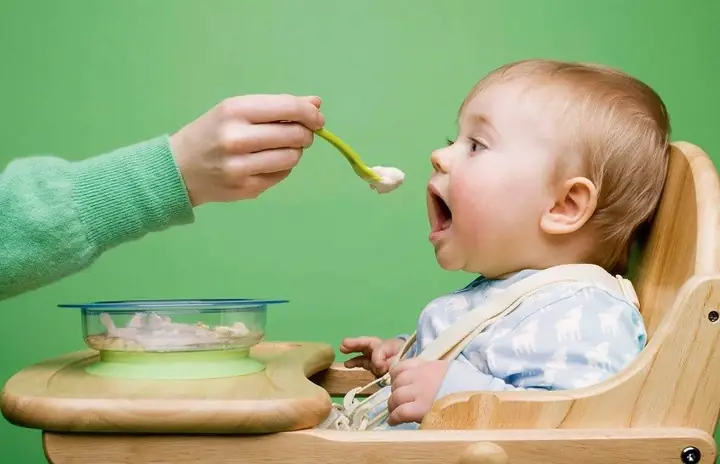 1Có nên dùng bột ăn dặm cho bé 5 tháng tuổi?