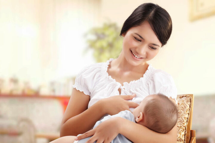 Bú sữa mẹ hoàn toàn ít nhất 6 tháng có lợi cho sức khỏe của trẻ