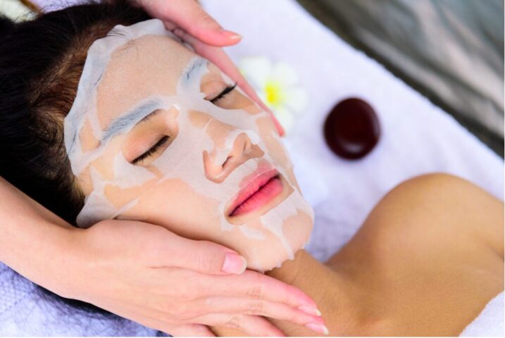 Đắp mặt nạ giấy đúng cách là một phần của quy trình chăm sóc da buổi tối.