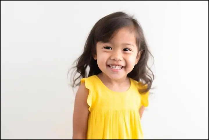 Mẫu tóc ngang vai xoăn nhẹ cho bé gái
