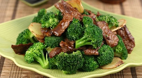 Súp lơ xanh xào thịt bò rất dễ chế biến