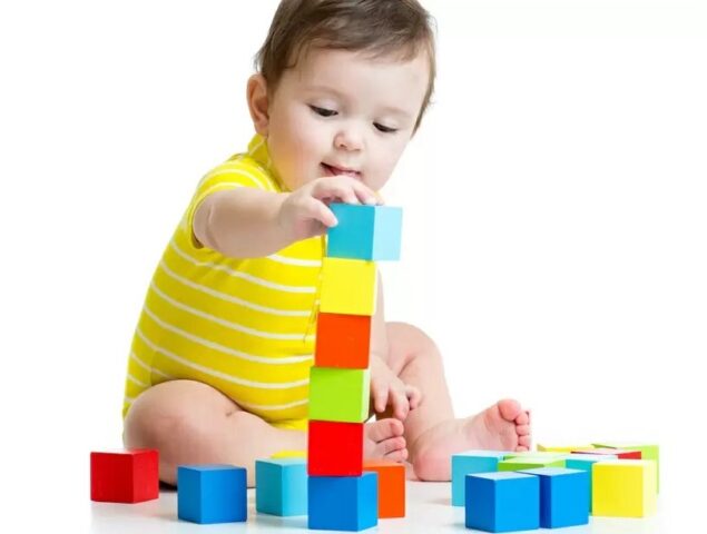 Bé 1-2 tuổi chơi xếp hình tháp, phát triển kỹ năng vận động tinh
