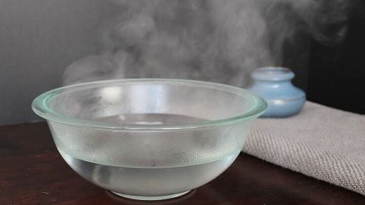 Chuẩn bị nước ấm để bảo quản sữa mẹ