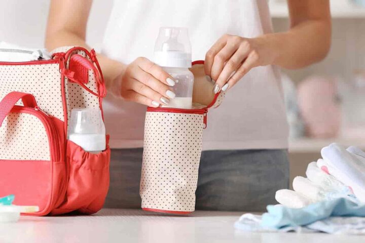 Túi trữ sữa hoặc hộp đựng thực phẩm sạch để bảo quản sữa mẹ