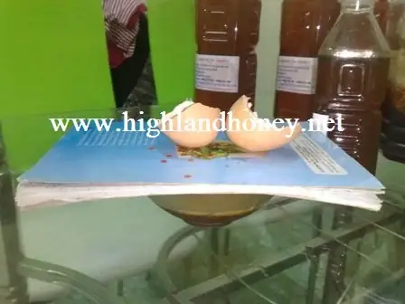 5. Mật ong nguyên chất làm chín lòng đỏ trứng gà