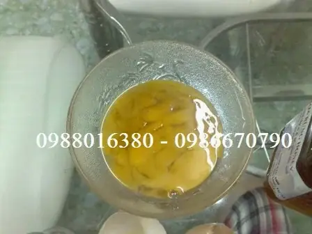 5. Mật ong nguyên chất làm chín lòng đỏ trứng gà