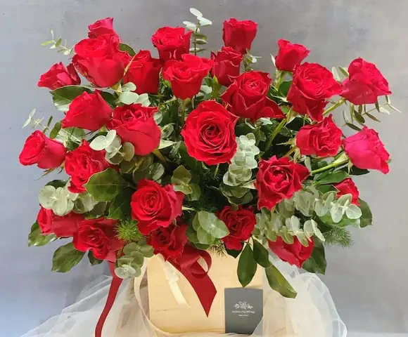 Cách cắm hoa hồng giỏ vuông