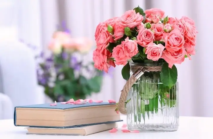 Cách cắm hoa hồng 10 bông bình thấp