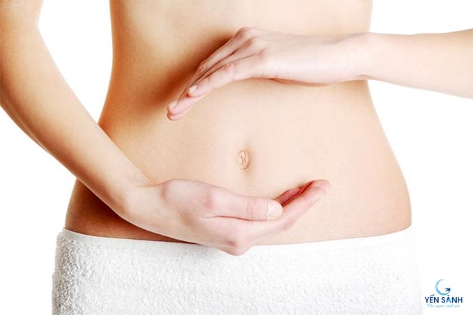 Phụ nữ chạm vào đường sọc nâu sau sinh trên bụng