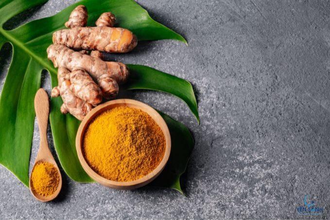 Phụ nữ thoa kem nghệ làm mờ đường sọc nâu sau sinh