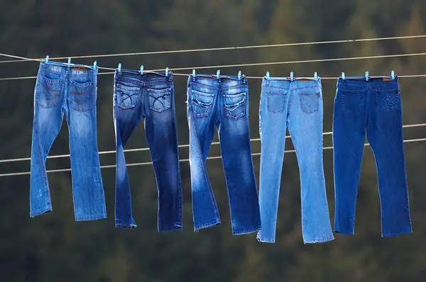cách làm quần jean mới không phai màu