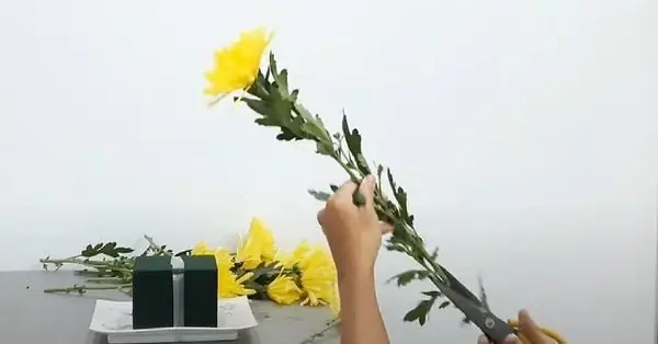 Cách cắm hoa cúc bàn thờ ngày Tết