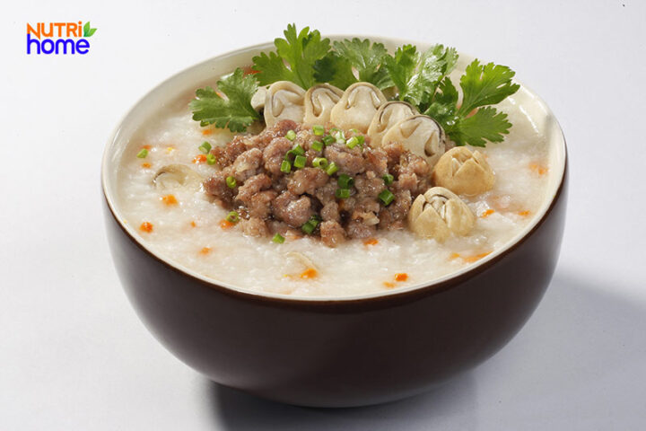 Cháo thịt heo nấm rơm trong thực đơn ăn dặm cho bé 8 tháng tăng cân