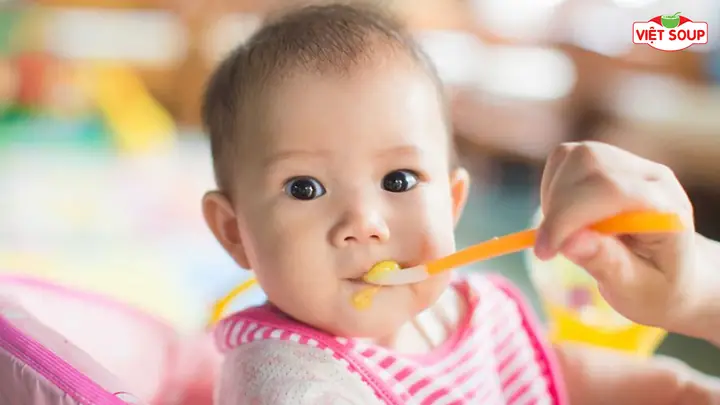 Có nên cho trẻ ăn cháo trước khi đi ngủ hay không?