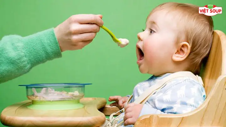 Bé có thể mắc một số bệnh khi thường xuyên ăn tối muộn