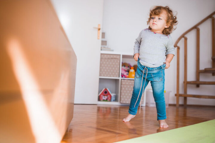 Dạy trẻ cách mặc quần áo sẽ giúp trẻ rèn luyện tính kiên nhẫn