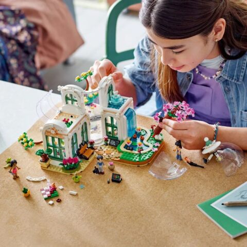Bé gái chơi LEGO Friends – đồ chơi lắp ráp cho bé 6 tuổi tăng cường kỹ năng xã hội