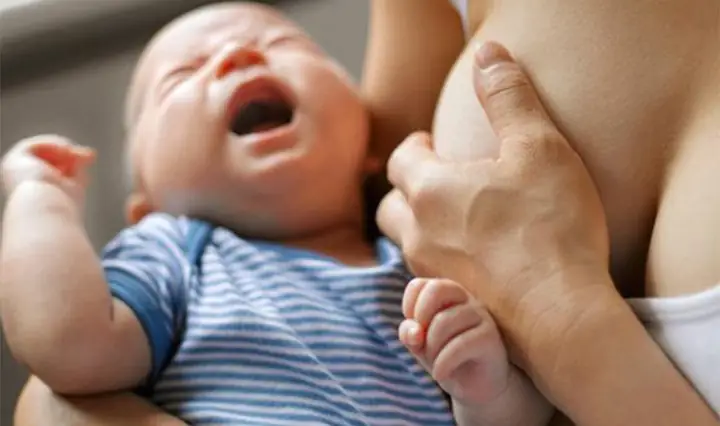 2Khi nào bé tự cầm bình sữa được