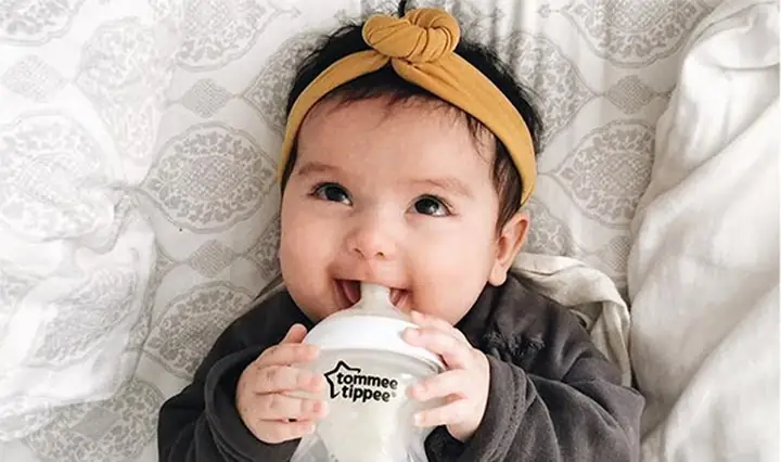 1Vì sao cần tập cho bé tự cầm bình bú?