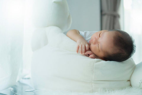 Hình ảnh sử dụng gối chống trào ngược cho em bé