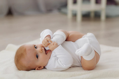 Hình ảnh em bé ngủ ngon trên gối chống trào ngược