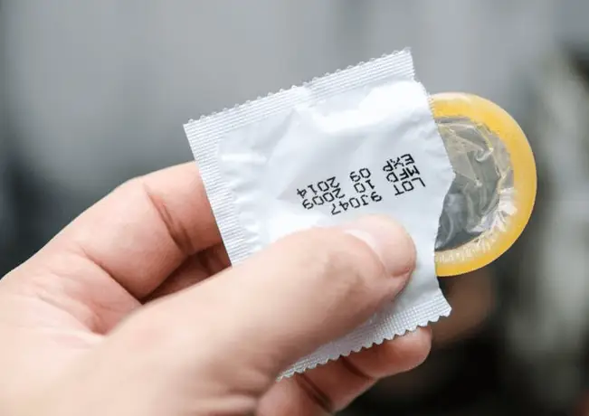 Sử dụng gel bôi trơn bên trong bao cao su