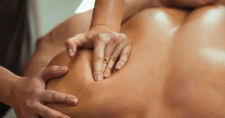 Massage cơ thể bằng gel bôi trơn