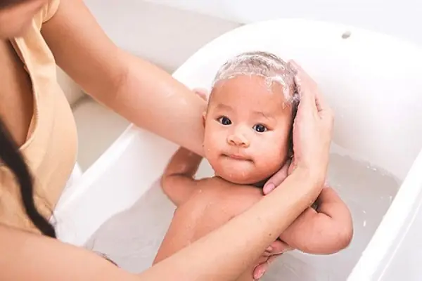 Có nên tắm buổi chiều cho trẻ sơ sinh?