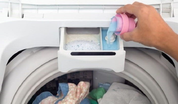 Hòa tan nước xả vải vào ngăn chứa máy giặt