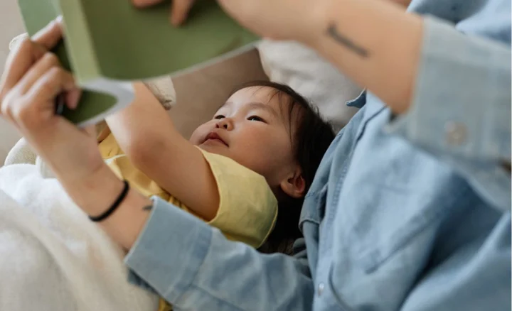 Mẹ đọc sách cho bé sơ sinh, hình ảnh khi nào nên đọc sách cho bé