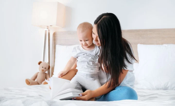 Bé sơ sinh đang được mẹ đọc sách, khi nào nên đọc sách cho bé