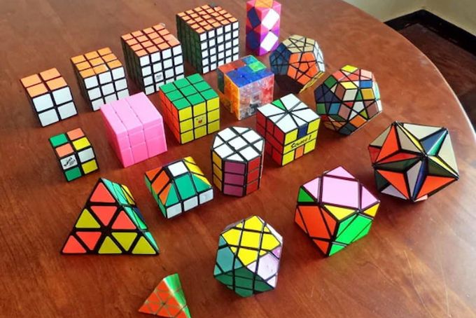 Bé chơi khối rubik giúp rèn luyện tư duy logic và khả năng giải quyết vấn đề