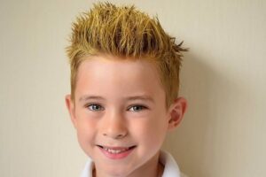 Kiểu tóc Spiky Hair cho bé trai ít tóc, phần mái vuốt dựng tạo độ phồng