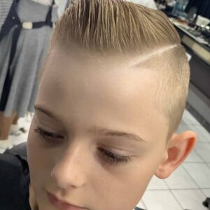 Kiểu tóc Pompadour 7/3 cho bé trai ít tóc, vuốt phồng sang trọng