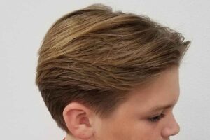 Side Part dễ dàng tạo kiểu và phù hợp với nhiều hoàn cảnh khác nhau cho bé trai ít tóc