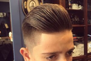 Kiểu tóc Slicked-back cho bé trai ít tóc, vuốt ngược ra sau tạo vẻ lịch lãm
