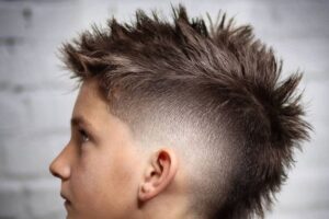 Kiểu tóc Faux Hawk cho bé trai ít tóc, phần đỉnh vuốt dựng tạo độ phồng và cá tính