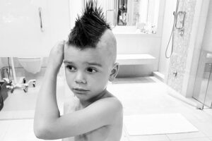 Kiểu tóc Mohawk cho bé trai ít tóc, phần đỉnh vuốt dựng nổi bật