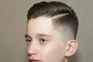 Kiểu tóc Undercut cho bé trai ít tóc, phần tóc đỉnh dài tạo độ phồng, hai bên cắt sát