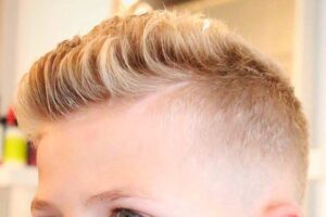Kiểu tóc Quiff cho bé trai ít tóc là một lựa chọn thú vị, giúp tăng sự tự tin