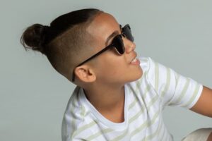 Kiểu tóc búi cao Man Bun cho bé trai ít tóc, tạo phong cách trẻ trung và hiện đại