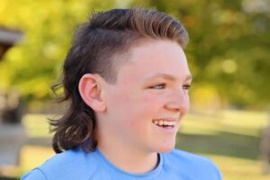 Kiểu tóc Mullet cho bé trai ít tóc, phần gáy dài tạo điểm nhấn độc đáo