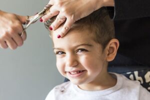 Kiểu tóc Mullet cho bé trai ít tóc là trải nghiệm thú vị, giúp bé thể hiện phong cách