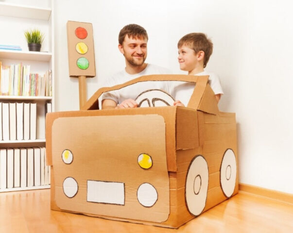 Làm ô tô bằng thùng giấy sáng tạo cho bé và bố