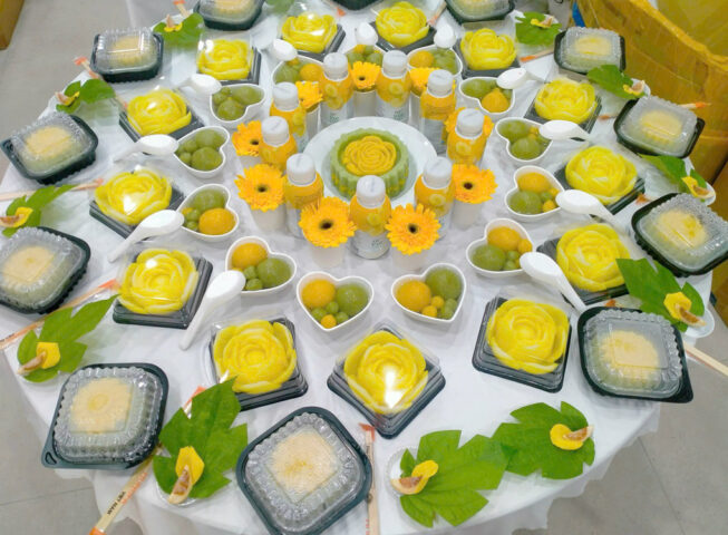 Gia đình cùng cúng đầy tháng cho bé gái