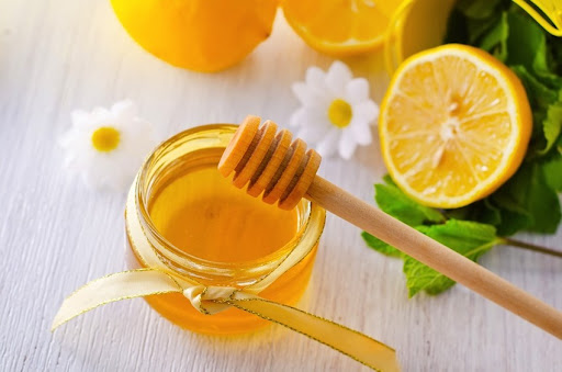 Mật ong cũng là nguyên liệu giúp se khít lỗ chân lông ở nách tại nhà bạn nên tham khảo