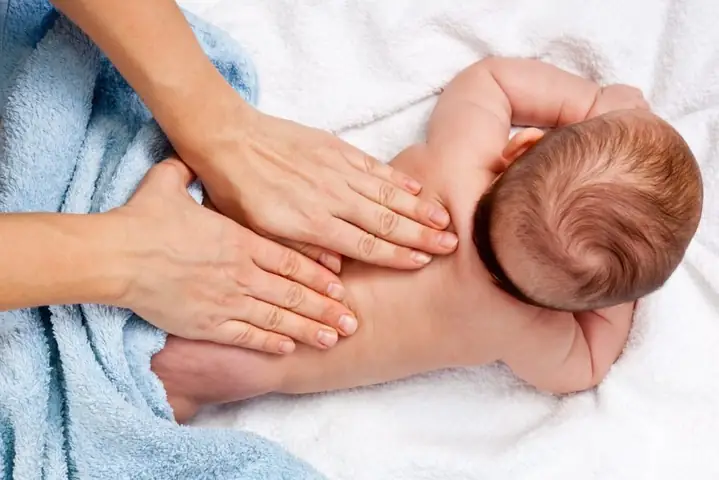 Mát xa cho bé bằng nước ấm