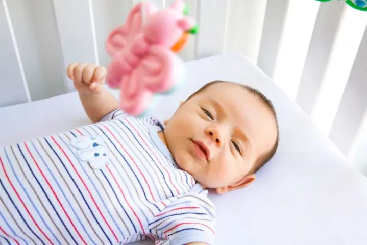 Cho bé mặc quần áo thoáng mát