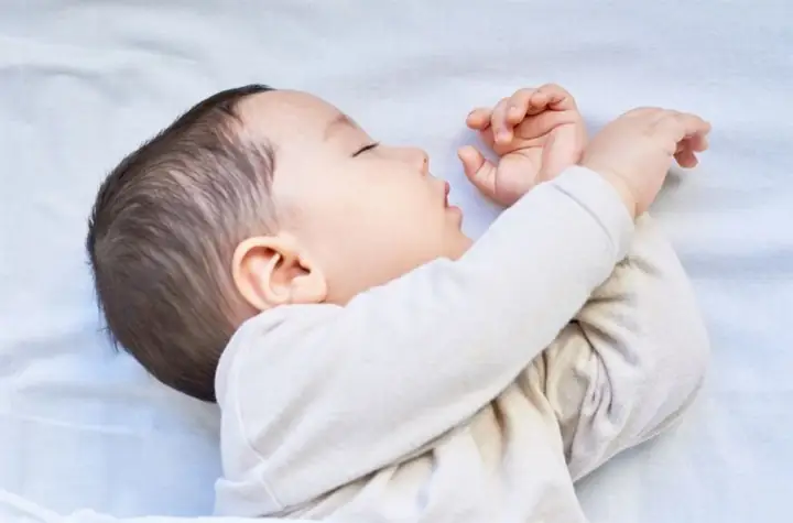 1Mẹo để bé ngủ không giật mình theo dân gian